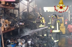 Cairate, fiamme nel capannone