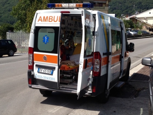 Giovane accoltellato in spiaggia dopo una lite, è morto