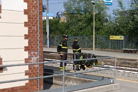 Tragedia alla stazione: muore 21enne, treni bloccati