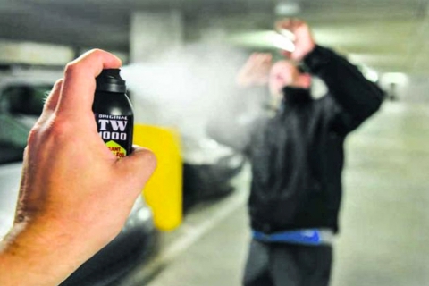 Aggredito con lo spray, reagisce e mette in fuga il ladro