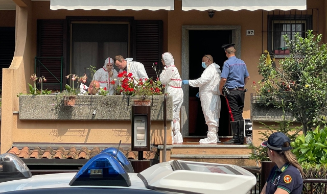 I carabinieri e la polizia scientifica davanti al complesso di villette a schiera dove è avvenuto l’omicidio (foto Domenico Ghiotto)