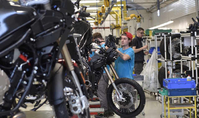 Una immagine della produzione dentro gli stabilimenti di Mv Agusta e, sotto, una panoramica del sito produttivo