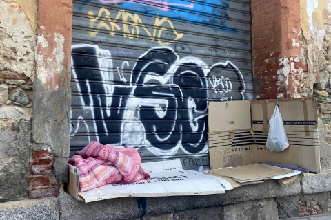 Un davanzale come letto: ecco l’albergo dei disperati a Varese