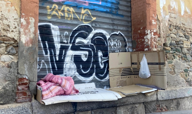Uno dei tanti giacigli nell’edificio che delimita il parcheggio della stazione Fs, molto utilizzato non solo dai pendolari (foto Blitz)