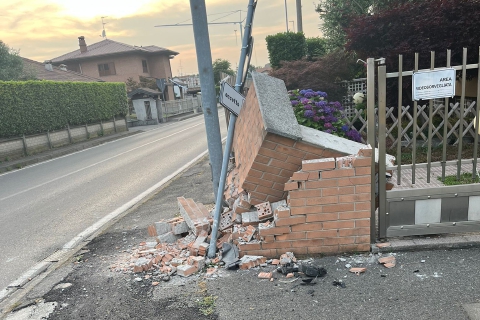 Senza patente e assicurazione, abbatte un muro e ne esce illeso