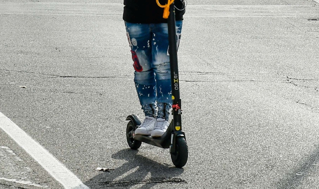 La conducente si è subito fermata per soccorrere i ragazzi (foto Archivio)