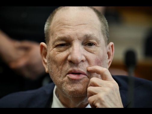 Weinstein colpevole di aggressione sessuale, stallo sullo stupro