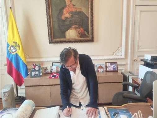 Petro firma il decreto per il referendum che riforma il lavoro