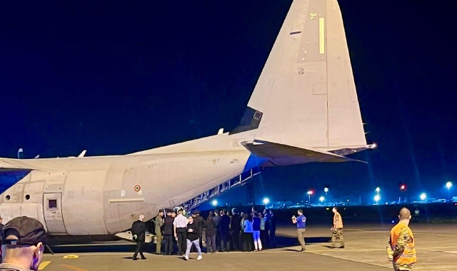 L’arrivo a Linate dell’aereo con i pazienti da Gaza (foto Blitz)