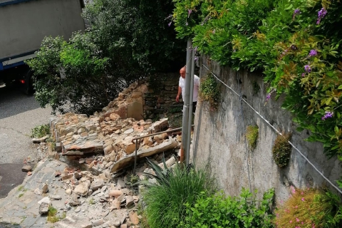 Tir sbaglia manovra e distrugge la Madonnina