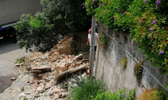 Tir sbaglia manovra e distrugge la Madonnina