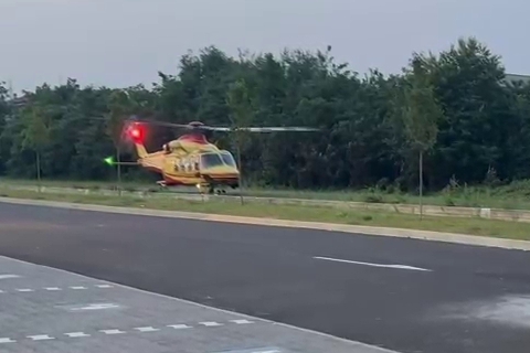 Cade dallo scooter dopo una frenata, grave 45enne