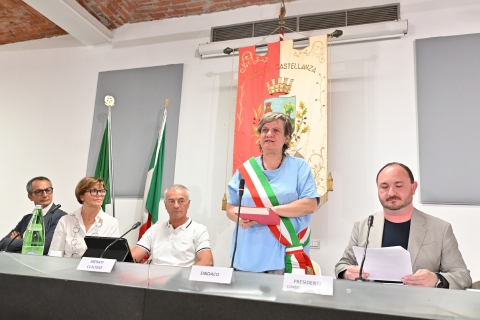 Borroni giura da sindaco: «Un onore indossare la fascia di Mirella»