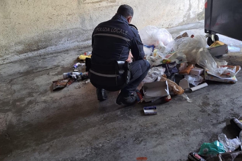 Abbandonano i rifiuti del ristorante, multe per 5mila euro