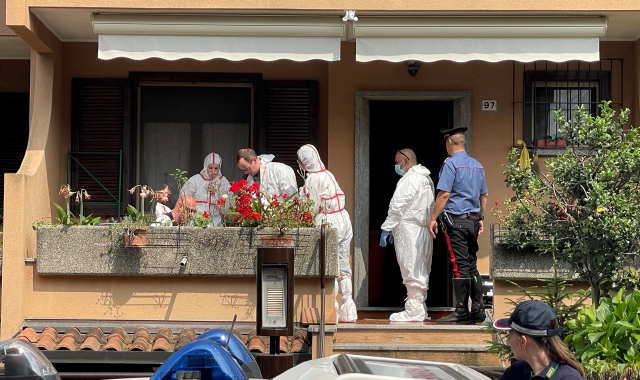I rilievi della scientifica nella villetta dove si è consumato il delitto (foto Domenico Ghiotto/BLITZ)