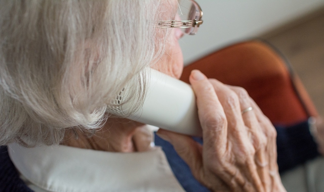 La banda contattava le vittime al telefono e poi passava nelle loro case per ritirare soldi e gioielli. Solo uno dei cinque colpi è andato a segno