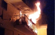 Incendio in un palazzo, una persona ustionata