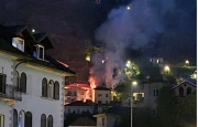 Incendio in un palazzo, una persona ustionata