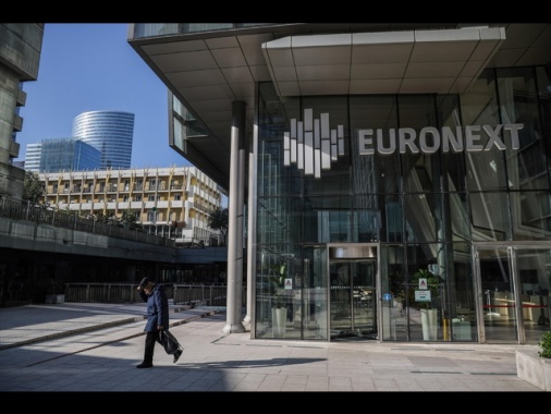 Borsa: l'Europa riduce il calo, future Usa deboli, Milano -1%