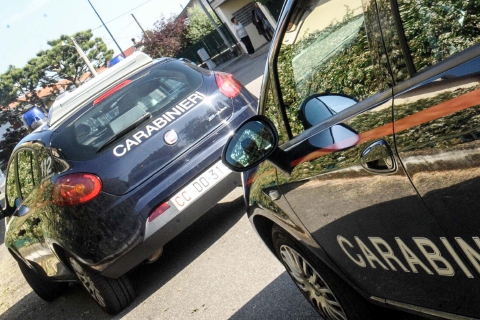 Stanco di aspettare, aggredisce i carabinieri