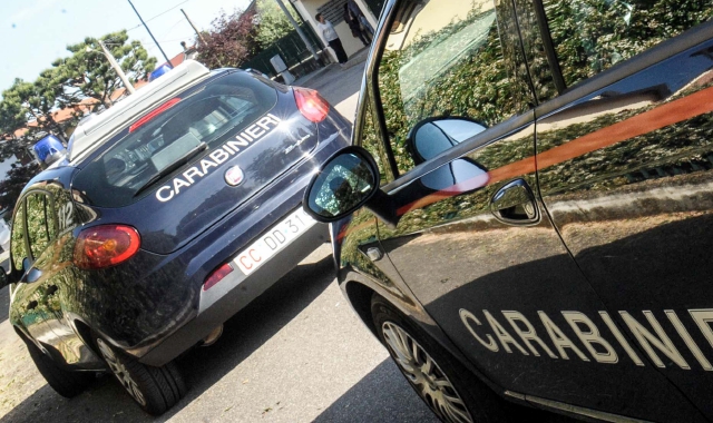 Stanco di aspettare, aggredisce i carabinieri