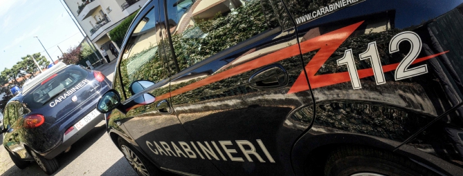 Stanco di aspettare, aggredisce i carabinieri