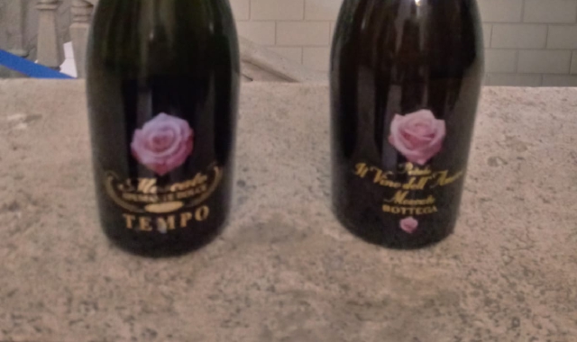 I due diversi vini col marchio del petalo ritenuto praticamente simile