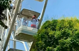 Tiri dalla ruota panoramica per il nuovo campo da basket