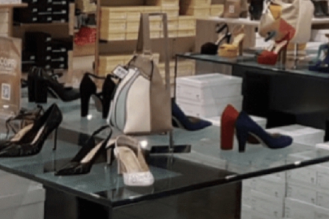 Mette le scarpe e scappa: arrestata alle Corti