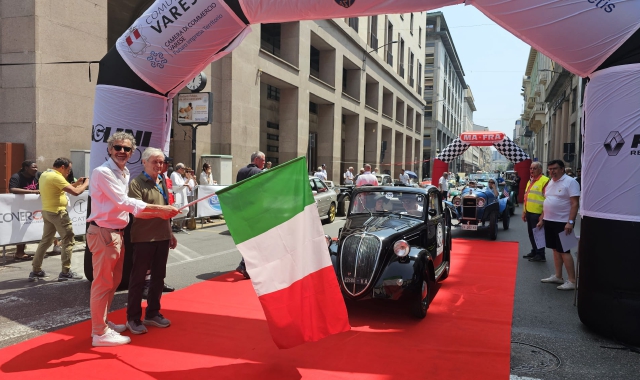 La partenza in piazza Monte Grappa