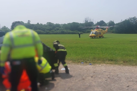 Incidente in moto: 22enne portato in ospedale