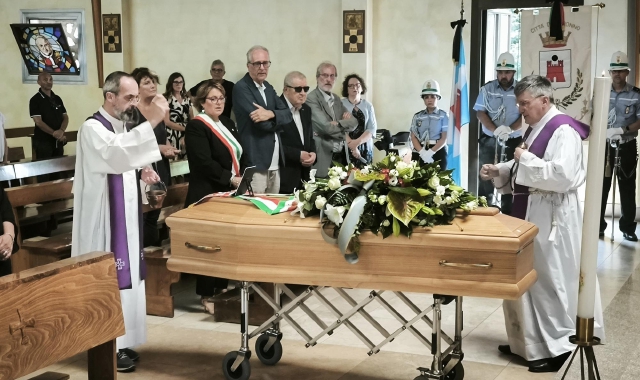 Il funerale celebrato nella chiesa parrocchiale della Sacra Famiglia (foto Domenico Ghiotto)