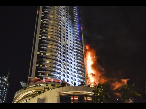 Fiamme in un edificio di 67 piani a Dubai, 3.800 evacuati