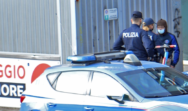 L’ennesimo episodio di violenza ai danni delle forze dell’ordine è avvenuto nell’area davanti alla stazione delle Nord