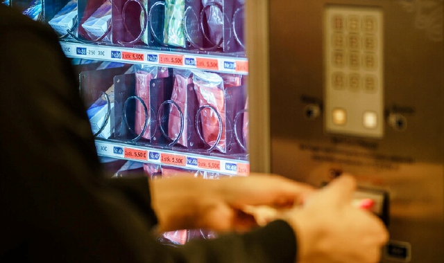 Con monete false “sbancava” il distributore automatico
