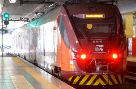 Attraversa i binari per raggiungere gli amici, travolto da un treno per Malpensa