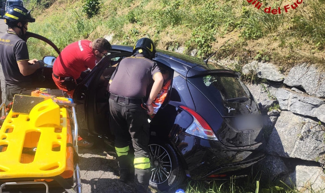 I vigili del fuoco hanno estratto la conducente dall’abitacolo