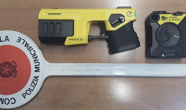 Uno dei taser che saranno utilizzati dalla Polizia locale di Domossola. Le bodycam sono già in dotazione agli agenti