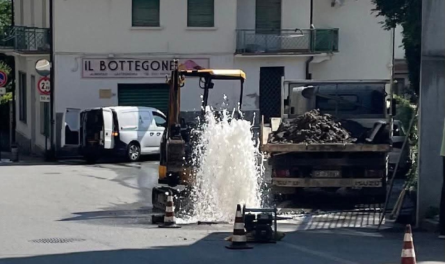 Il getto d’acqua causato dalla rottura della tubazione in centro a Stresa (foto Luca Gemelli/La Tribuna di Stresa/FACEBOOK)