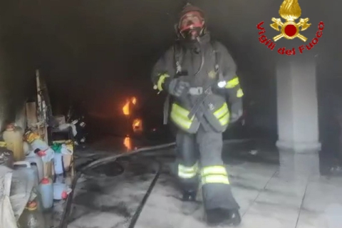 Garage va a fuoco, sette auto d’epoca distrutte