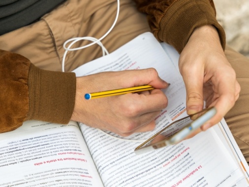 Stop ai cellulari in classe anche alle superiori