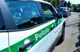 Guida un’auto rubata senza una gomma, arrestato