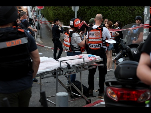 Missile iraniano colpisce vicino Tel Aviv