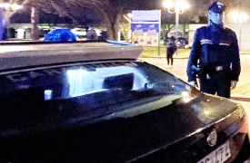 Picchiato di notte in centro a Sesto Calende