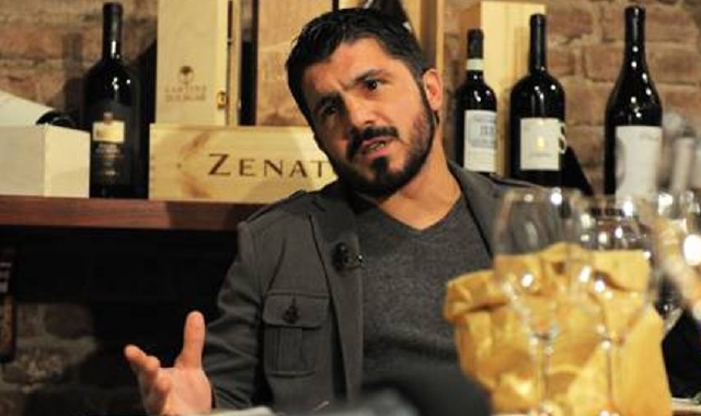 In alto Rino Gattuso con l’ex ciclista Ivan Basso e il vicepresidente del Milan Club di Cassano, Virgilio RivaA lato nel suo ristorante La Posteria San Rocco a Gallarate