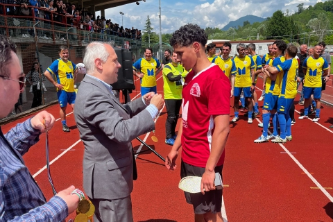 Amine, il premio e i palloncini lanciati dai compagni