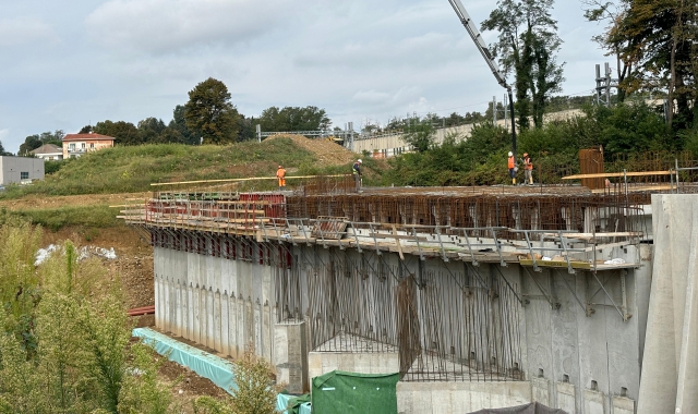 L’uomo è caduto mentre stava lavorando nel cantiere del nuovo collegamento ferroviario (foto Archivio)