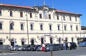 Giovane senzatetto trovato morto in stazione ad Arona