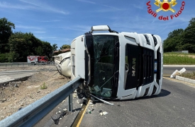 Autoarticolato si ribalta: disagi al traffico a Vergiate