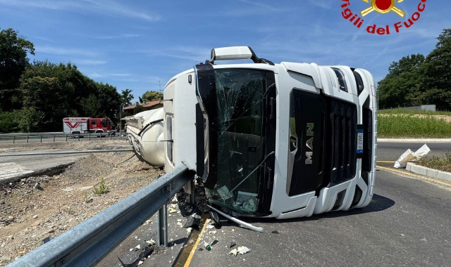 Autoarticolato si ribalta: disagi al traffico a Vergiate